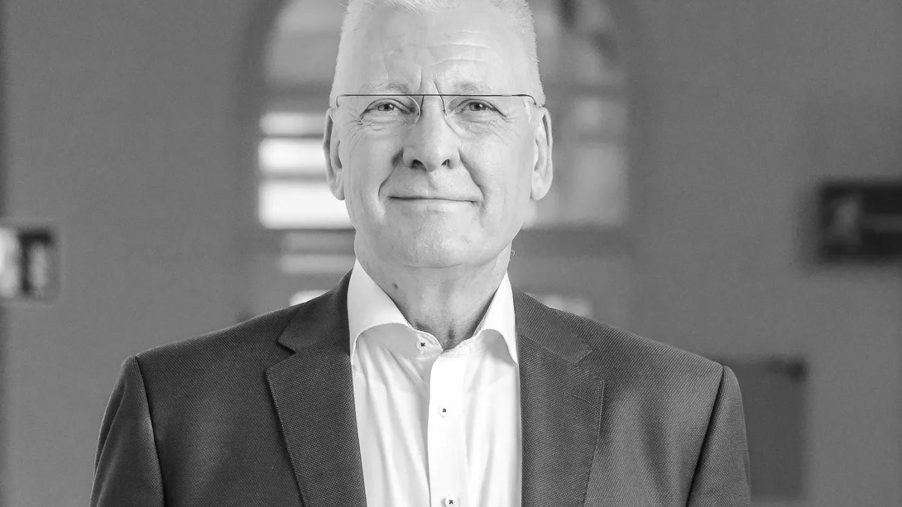Prof H-J Hennes-sw